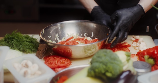 Szef kuchni przy przygotowaniu